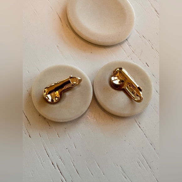 VINTAGE Avon 1988 Classic Gold Rose Ceramic Necklace and Earrings Set - Picture 5 of 12